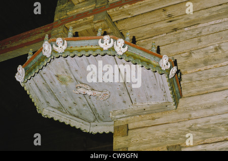 Hand-geschnitzte hölzerne Resonanzboden verziert mit Engeln über der Kanzel im 18. Jahrhundert Petajavesi Oude Kerk, Finnland. Stockfoto