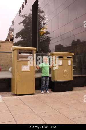 Gold Post Box in Leeds, wo Nicola Adams lebte, feiern ihre Goldmedaille im Boxen Turnier in der Olympischen Spiele 2012. Stockfoto