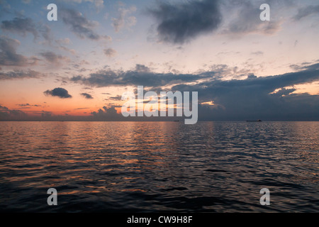 Winter Sonnenuntergang im nördlichen Hafen von Thessaloniki, Makedonien, Griechenland, Europa. Stockfoto