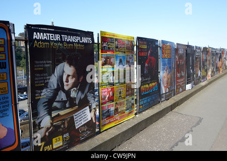 Reihe von Plakaten zeigt einen Teil des Edinburgh Festival und Fringe Schottland uk Großbritannien Stockfoto