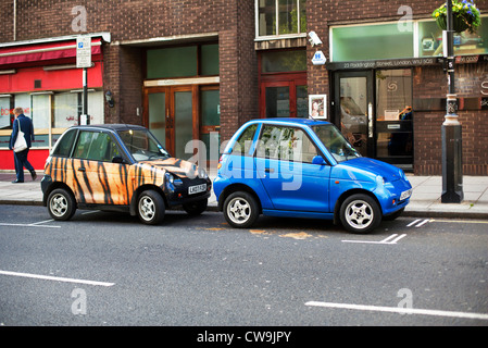 Zwei umweltfreundliche Autos teilen ein PKW-Stellplatz, London, England, UK, Europa Stockfoto