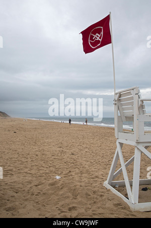 Eine rote Fahne auf einem Rettungsschwimmer Stuhl in Cape Cod National Seashore verbietet schwimmen wegen Bakterien im Wasser. Stockfoto