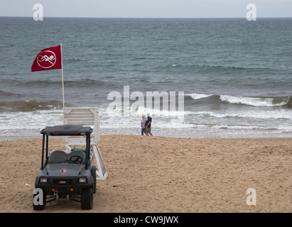 Eine rote Fahne auf einem Rettungsschwimmer Stuhl in Cape Cod National Seashore verbietet schwimmen wegen Bakterien im Wasser. Stockfoto