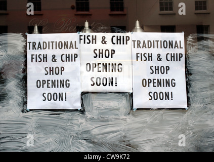 Shop Werbung neue Fensteröffnung wie Fisch & Chip, Baker Street, Marylebone, London, UK, Europa Shop Stockfoto