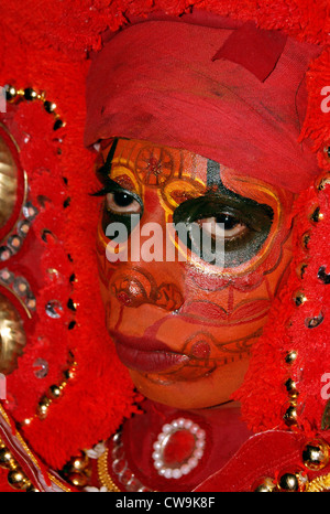 Theyyam Theyyattam Tanz und Kunst bilden Performer verziert Gesicht Nahaufnahme von Tempelfest in Kerala Indien Stockfoto