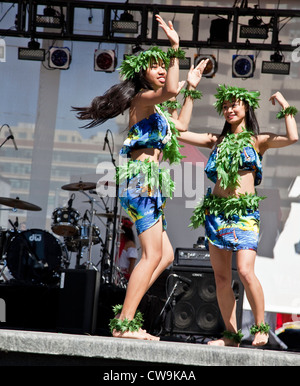 Hiawiaian Pacific Tänzerin erklingt in Yonge und Dundas Square in der Innenstadt von Toronto, Ontario; Kanada Stockfoto