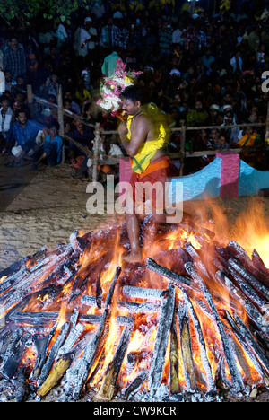Agnikavadi Festival Rituale bei Sree Rajarajeswari Devi Tempel Perunguzhi Kerala India.Agni Kavadi bedeutet Feuer zu Fuß von widmet. Stockfoto