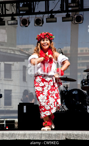 Hiawiaian Pacific Tänzerin erklingt in Yonge und Dundas Square in der Innenstadt von Toronto, Ontario; Kanada Stockfoto