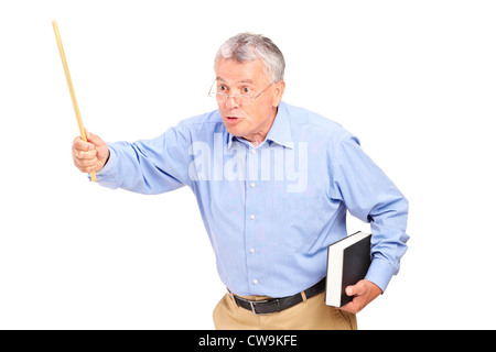 Eine böse Reife Lehrerin hält einen Stab und Gestikulieren, isoliert auf weißem Hintergrund Stockfoto