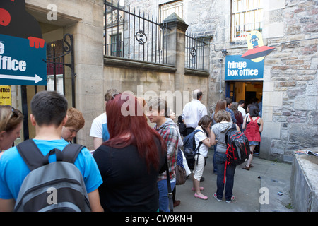 Menschen, die Schlange beim Edinburgh Fringe Festival Abendkasse Schottland Großbritannien Vereinigtes Königreich Stockfoto