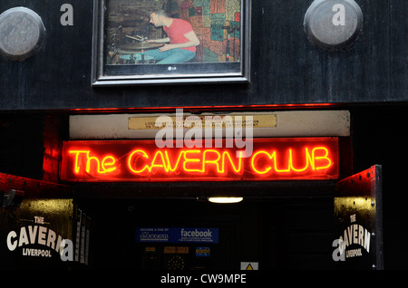 Ein Neon-Schild über dem Eingang zu den Cavern Club in der Mathew Street, Liverpool, UK Stockfoto