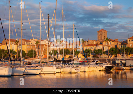 Sonnenaufgang über dem Hafen von La Ciotat mit Notre Dame de Assomption hinaus Bouches-du-Rhône, Cote d ' Azur, Provence Frankreich Stockfoto