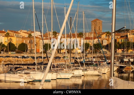 Sonnenaufgang über dem Hafen von La Ciotat mit Notre Dame de Assomption hinaus Bouches-du-Rhône, Cote d ' Azur, Provence Frankreich Stockfoto