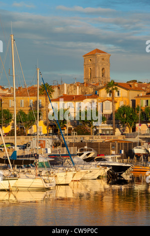 Sonnenaufgang über dem Hafen von La Ciotat mit Notre Dame de Assomption hinaus Bouches-du-Rhône, Cote d ' Azur, Provence Frankreich Stockfoto