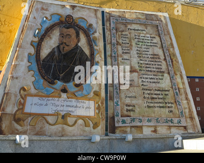 Plaque und Denkmal für Schriftsteller Lope de Vega in der Stadt Fuenteovejuna, wo seine berühmten Roman beruhte. Andalusien, Spanien Stockfoto