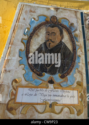 Plaque und Denkmal für Schriftsteller Lope de Vega in der Stadt Fuenteovejuna, wo seine berühmten Roman beruhte. Andalusien, Spanien Stockfoto