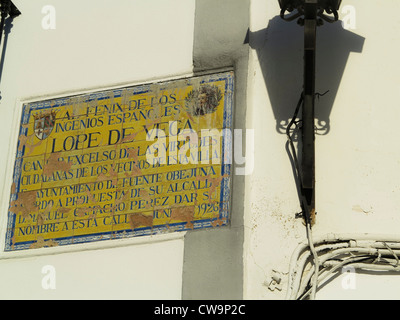 Plaque und Denkmal für Schriftsteller Lope de Vega in der Stadt Fuenteovejuna, wo seine berühmten Roman beruhte. Andalusien, Spanien Stockfoto