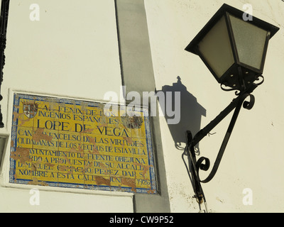 Plaque und Denkmal für Schriftsteller Lope de Vega in der Stadt Fuenteovejuna, wo seine berühmten Roman beruhte. Andalusien, Spanien Stockfoto