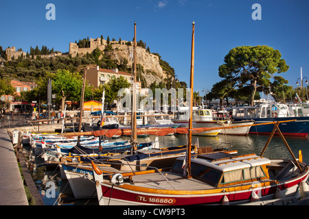 Am Abend Sonnenlicht auf Segelboote im Hafen von Cassis, Bouches-du-Rhône, Provence Frankreich Stockfoto