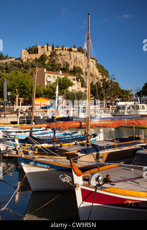 Am Abend Sonnenlicht auf Segelboote im Hafen von Cassis, Bouches-du-Rhône, Provence Frankreich Stockfoto