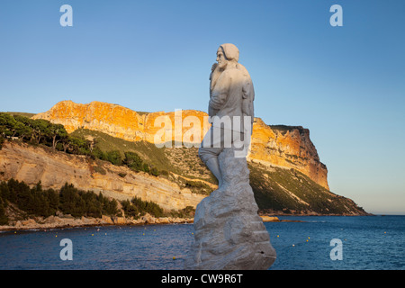 Statue von Calendal - einen fiktiven Helden von Cassis, hier zu Ehren der örtlichen Fischer, Cassis, Bouches-du-Rhône, Provence Frankreich Stockfoto