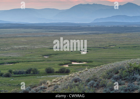 Illinois Fluß schlängelt sich durch Arapaho National Wildlife Refuge, North Park in der Nähe von Walden, Colorado, Spätsommer Landschaft in der Abenddämmerung Stockfoto