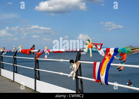 Figuren aus Wolle gestrickt von unbekannten feiert die Olympischen Spiele in London auf Saltburn Pier Saltburn von Meer Cleveland County UK Stockfoto
