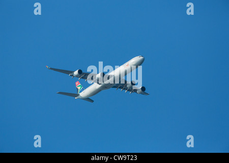 South African Airways Airbus A340-642 Flugzeug ZS-SNG (Cn 557) mit einem speziellen "Peking 2012" Drachen Aufkleber Stockfoto