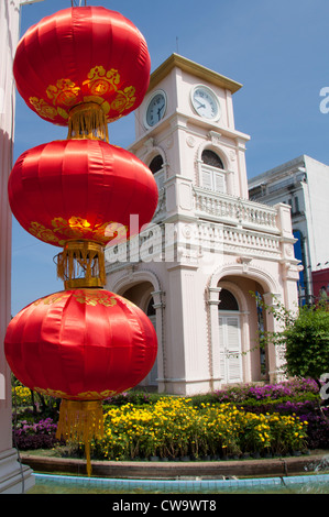 Lampions und Clock Tower, alte Stadt Phuket, Thailand Stockfoto