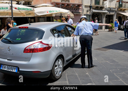 Polizistin gibt Anweisungen an Fahrer Taormina Sizilien Mediterranean Sea Island Stockfoto