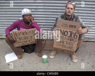 Obdachlose, junger Mann und Frau Bettelei in Coney Island, 2010. Stockfoto