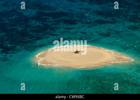 Luftaufnahme von Upolu Cay Hubschrauber Pad und Muschel Betten im Korallenmeer am Great Barrier Reef vor der Küste von Queensland Australien Stockfoto