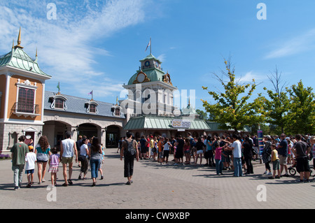 Besucher, die Schlange am Eingang La Ronde Six Flag Vergnügungspark Montreal Kanada Stockfoto