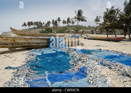 Angelboote/Fischerboote und Netze am Strand, Kortankore Dorf, Ghana Stockfoto