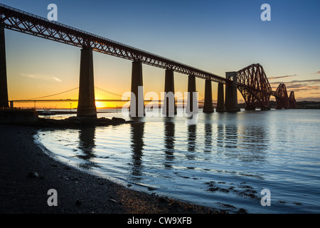 Sonnenuntergang über die Forth Road Bridge Stockfoto