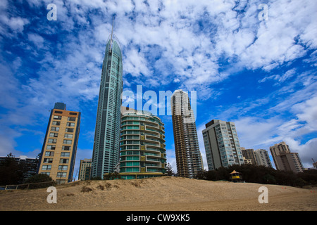 Wolkenkratzer in einer Reihe entlang breiter Strand in Surfers Paradise, Australien in einer dramatischen Wolkenhimmel gerahmt Stockfoto