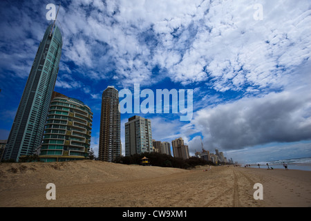 Wolkenkratzer in einer Reihe am breiten Strand des Surfers Paradise Australia umrahmt von einem dramatischen stürmischen Himmel Stockfoto