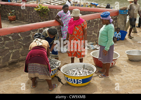 Frauen verkaufen frischen Fisch auf Straße, Elmina, Ghana Stockfoto