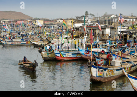 Angelboote/Fischerboote im Hafen, Elmina, Ghana Stockfoto