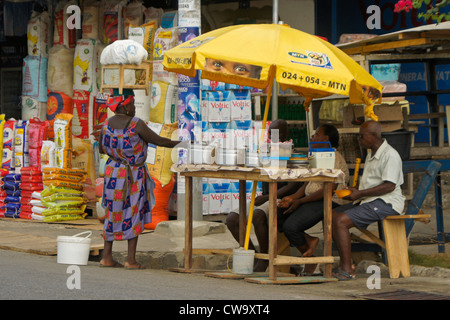 Frau von Straßenhändler, Cape Coast, Ghana kaufen Stockfoto