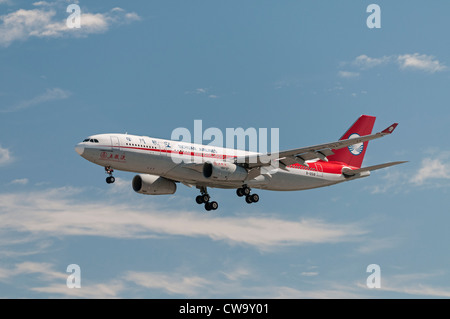 Sichuan Airlines Flugzeug Airbus A330-200 jetliner auf endgültige Landeanflug Stockfoto