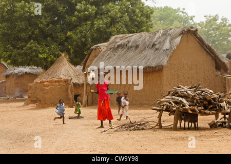 Strohgedeckten Lehmhäuser und Menschen Mognori Öko-Dorf, Ghana Stockfoto