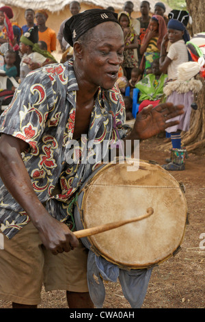 Dagomba Mann gegen Gungon Trommel, Wovogumah Dorf, Ghana Stockfoto