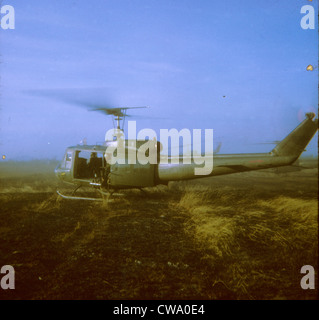 Ein Unternehmen, 227. AHC heben Kavallerie Huey Hubschrauber-Crew-Chief US Army USA-Militär Stockfoto