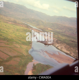 Ein Unternehmen, 227. AHC heben Angriff der Kavallerie Huey Hubschrauber fliegen über Fluss A Shau Valley uns Armee United States Military Stockfoto