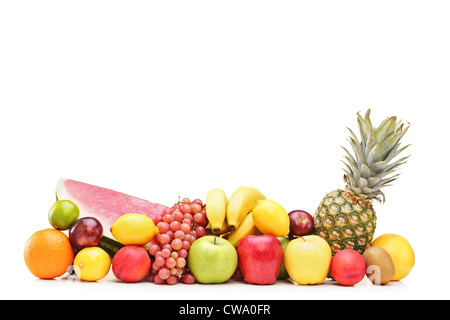 Haufen von Früchte auf einem Tisch isoliert auf weißem Hintergrund Stockfoto