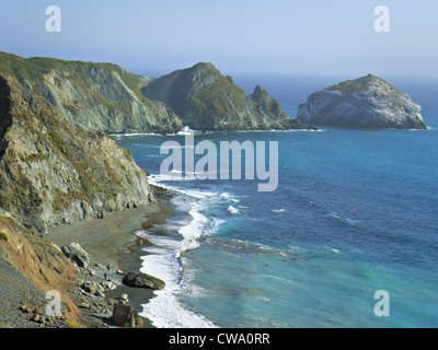 Schroffe Felsen mit Blick auf Meer mit blauem Meer und Wellen Stockfoto