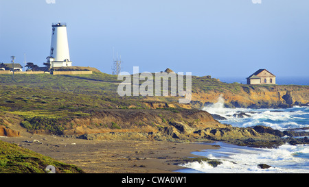 Panorama Blick auf Leuchtturm auf zerklüftete Küste mit Wellen Stockfoto