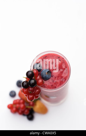 Sommer-Beeren-Smoothie und Früchte. Stockfoto