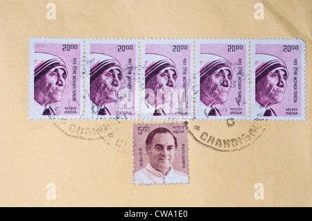 Indische Briefmarken mit Bildern von Mutter Teresa und Rajiv Gandhi in einem Brief mit Stempel Chandigarh Stockfoto